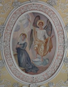 Chorraum Deckengemälde: Maria Verkündigung (1955)  - vom Dachauer Maler Richard Huber - ursprünglich befand sich hier die Abbildung der Taufe Christi im Jordan (1723) vom Lauinger Maler Schmid