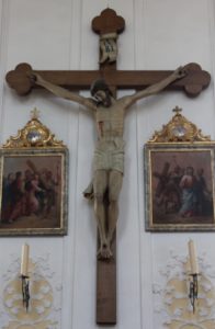 Großes Kreuz rechts im Schiff mit Kleeblattschluss